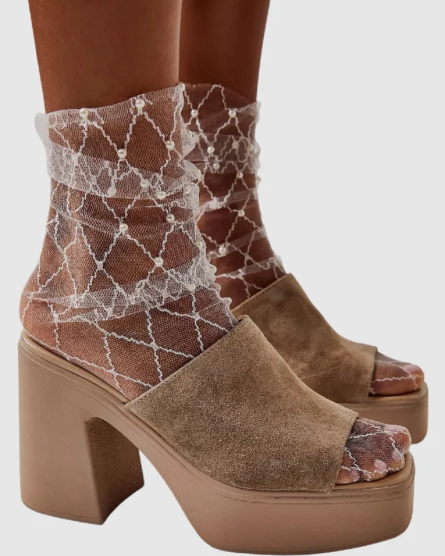 Weekend Bargains to Love Diamonds and Pearls Socks - White